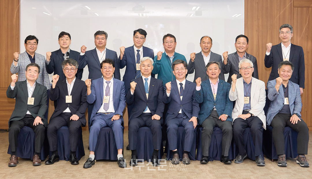 목재산업단체장 소통간담회. 개회사 하는 최무열 한국임업진흥원장.