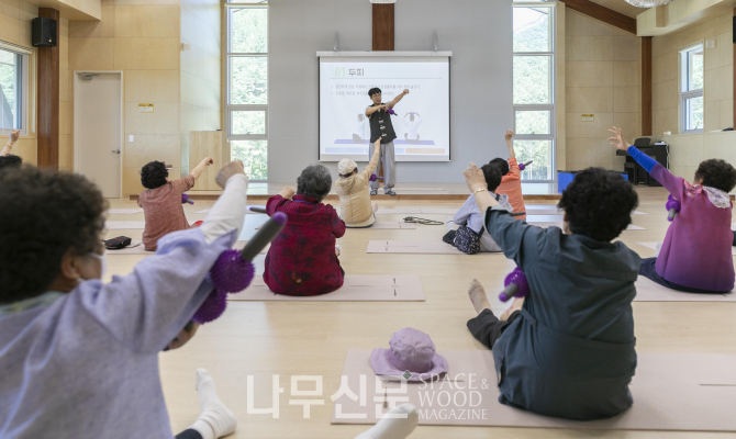 나눔의숲 캠프 참여자들이 밸런스 테라피 프로그램을 참여하고 있다. 사진제공=한국산림복지진흥원 국립나주숲체원 국립화순치유의숲