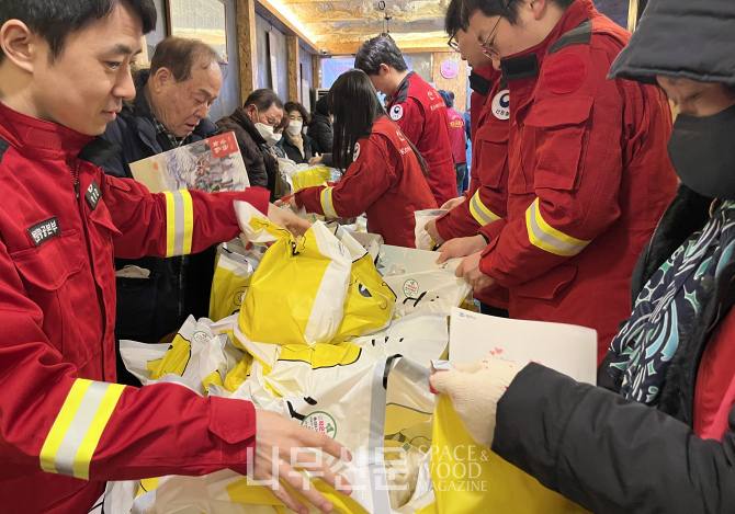 산림항공본부는 23일 설명절을 맞아 지역단체와 소외된 이웃들에게 떡국용 가래떡을 나누어주는 봉사활동을 진행했다.