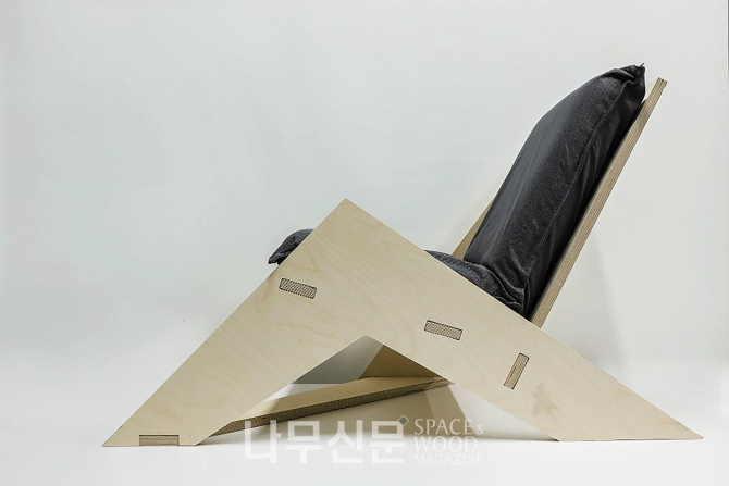 Manim Chair | 최성호 / 990x540x610, Birch Plywood & Hanssem Hue Comfort