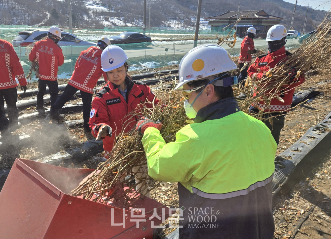 강혜영 북부지방산림청장(가운데)이 영농부산물을 파쇄하고 있다.